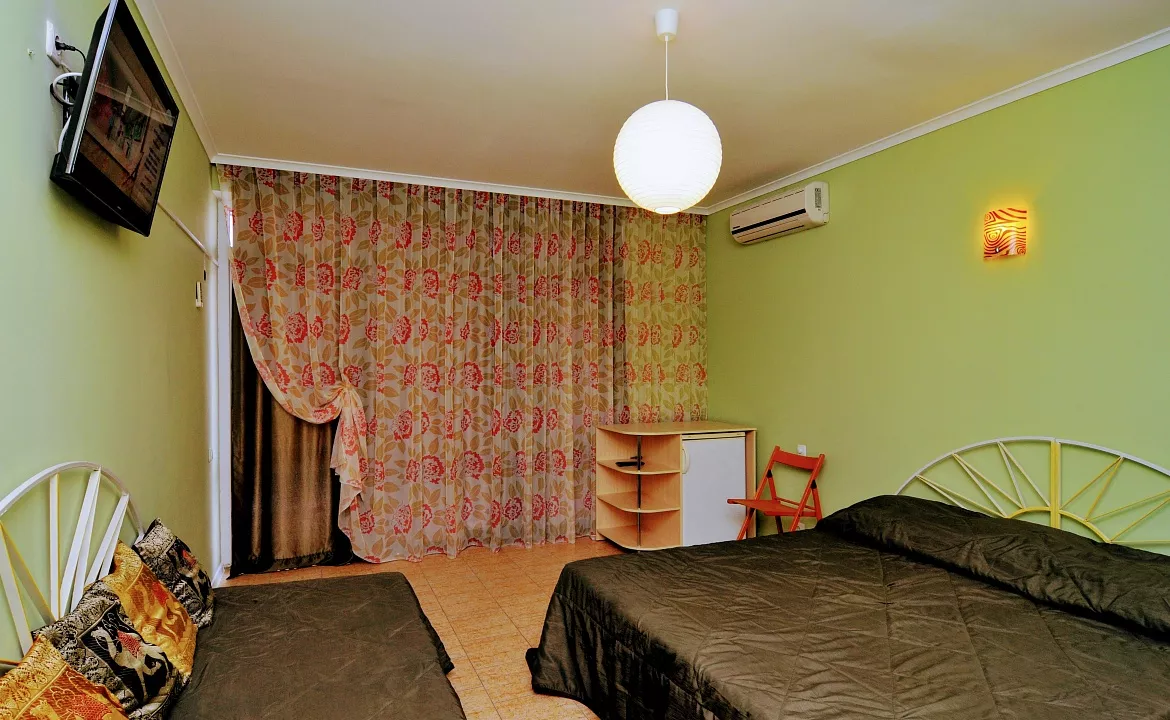 3-местный номер . Отель "У верблюжьих горбов". Коктебель