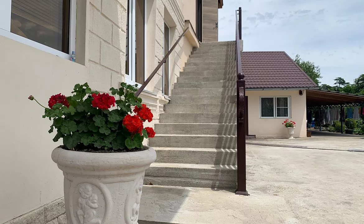 Апартаменты с кухней на два номера. Гостевой дом ЭЙВА. Пицунда