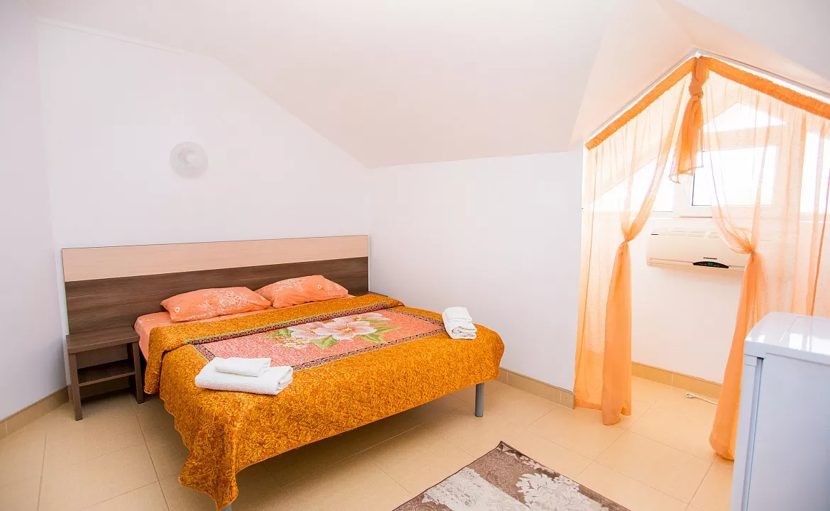 Двухместный номер категории «Стандарт». База отдыха "Слава". Витязево