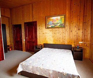 Люкс с балконом и кроватью размера «king-size». Гостевой дом ШарЛООтка. 