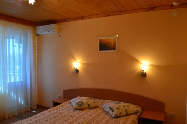  2-х местный однокомнатный номер в главном корпусе с балконом. Гостиница комплекс "Новинка". Ейск