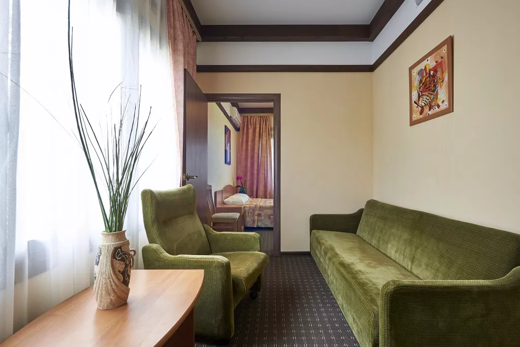 «Дэлюкс» — двухкомнатный номер. Пансионат "Лад" ★★★. Макопсе «Дэлюкс» — двухкомнатный номер. Пансионат "Лад" ★★★. Макопсе