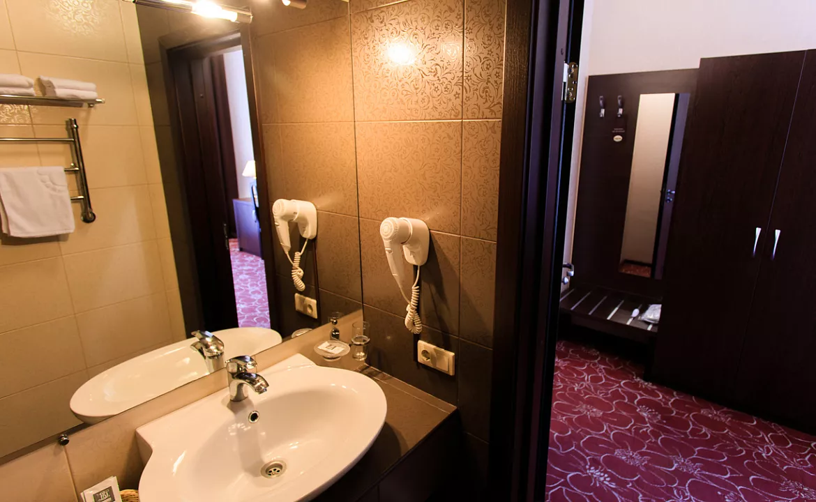 Стандарт с видом на горы с балконом. Отель "Калифорния". Геленджик