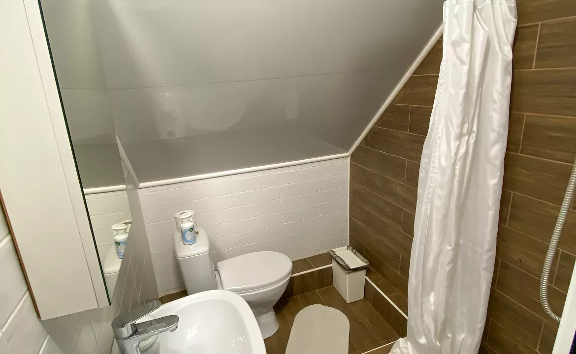 Трехместная комната на третьем этаже 6. Гостевой дом GreenWall. Анапа