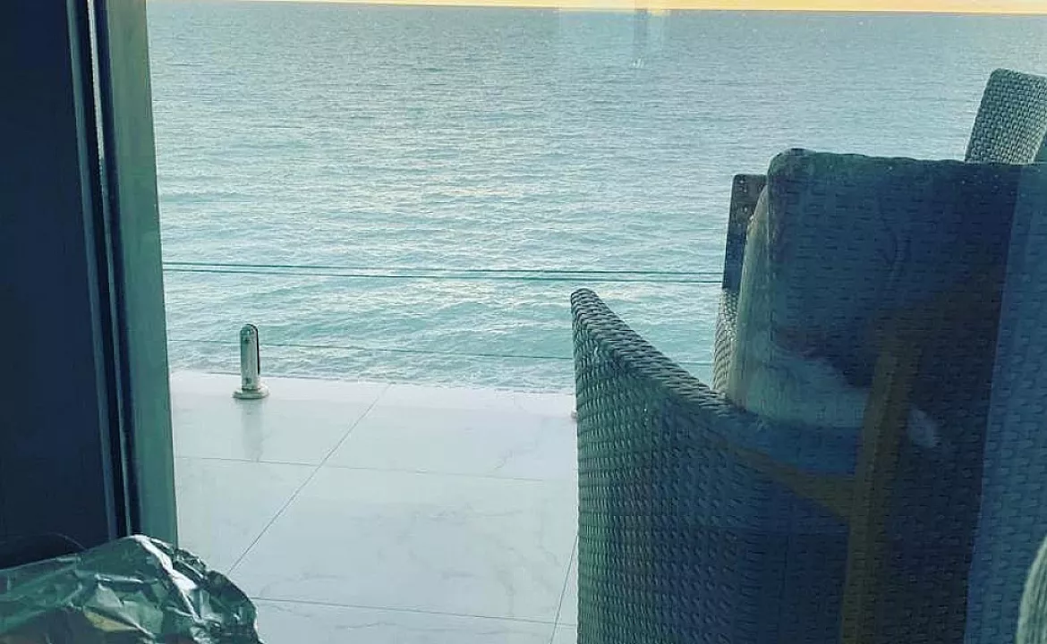 ДЕЛЮКС С ВИДОМ НА МОРЕ И БАЛКОНОМ. Отель La Familia. Лоо