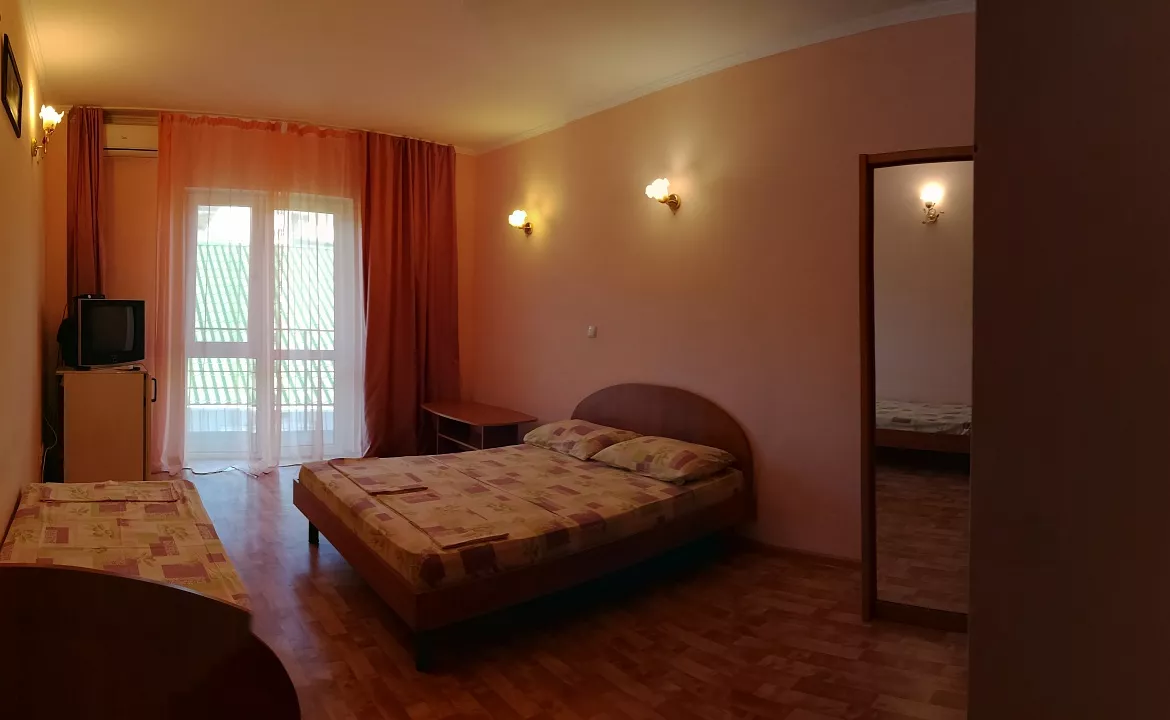 Номера 3-местные без вида на море. Гостевой дом «ФЛАГМАНСКИЙ». Приветное