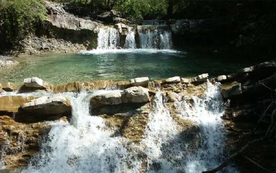 Фотография водопада в Небуге взята с сайта: http://nebug2.ru/