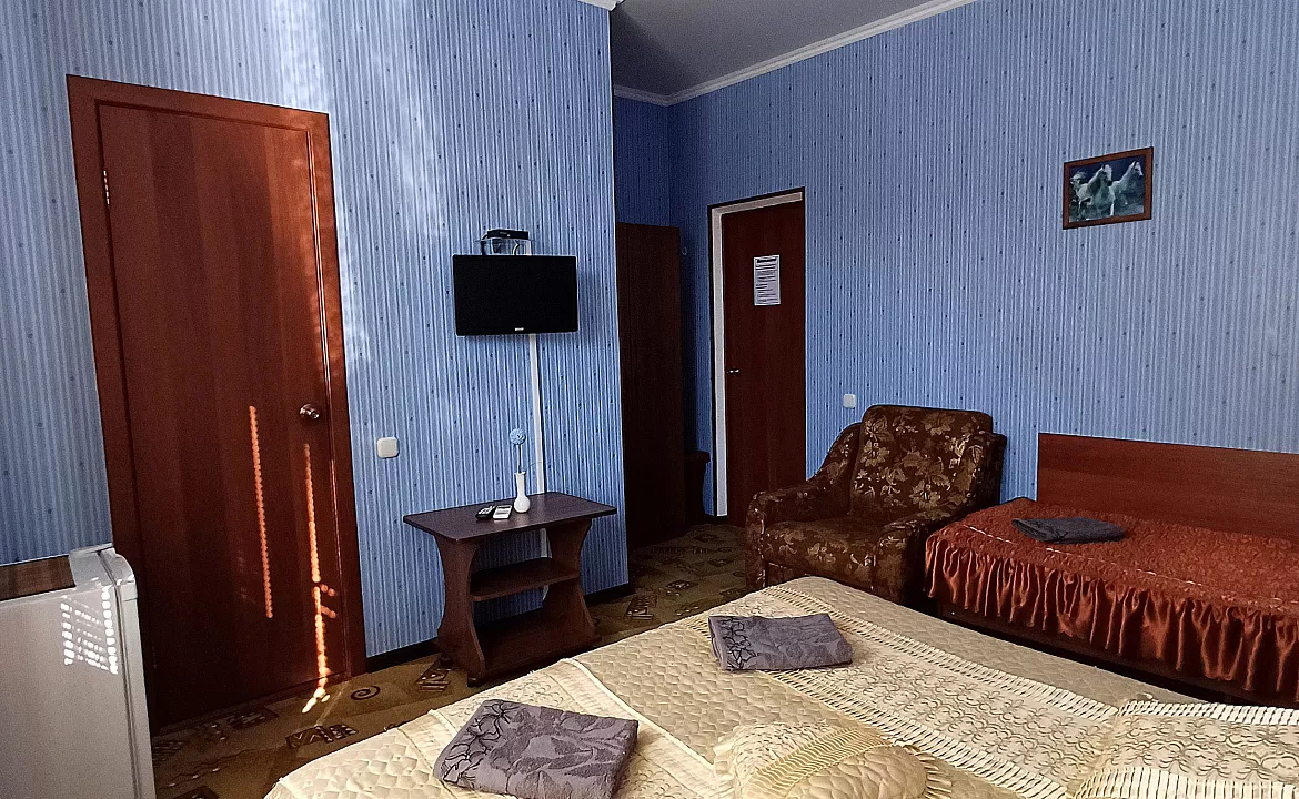 Трёхместный улучшенный номер . Гостевой дом Надежда . Анапа
