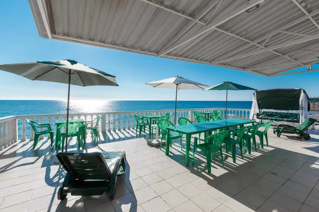 . Эллинг Море за окном Азовская 18. Лоо