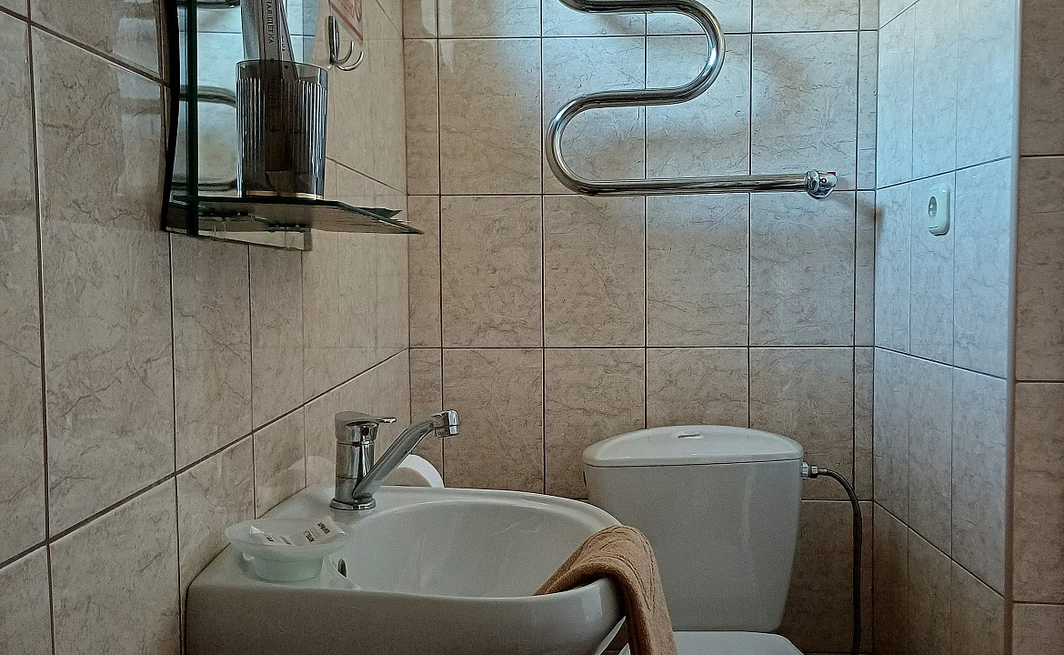 Трёхместный улучшенный номер . Гостевой дом Надежда . Анапа