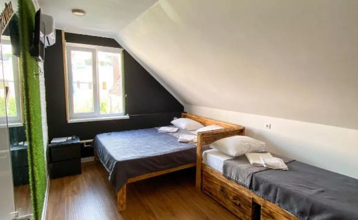 Трехместная комната на третьем этаже 7. Гостевой дом GreenWall. Анапа