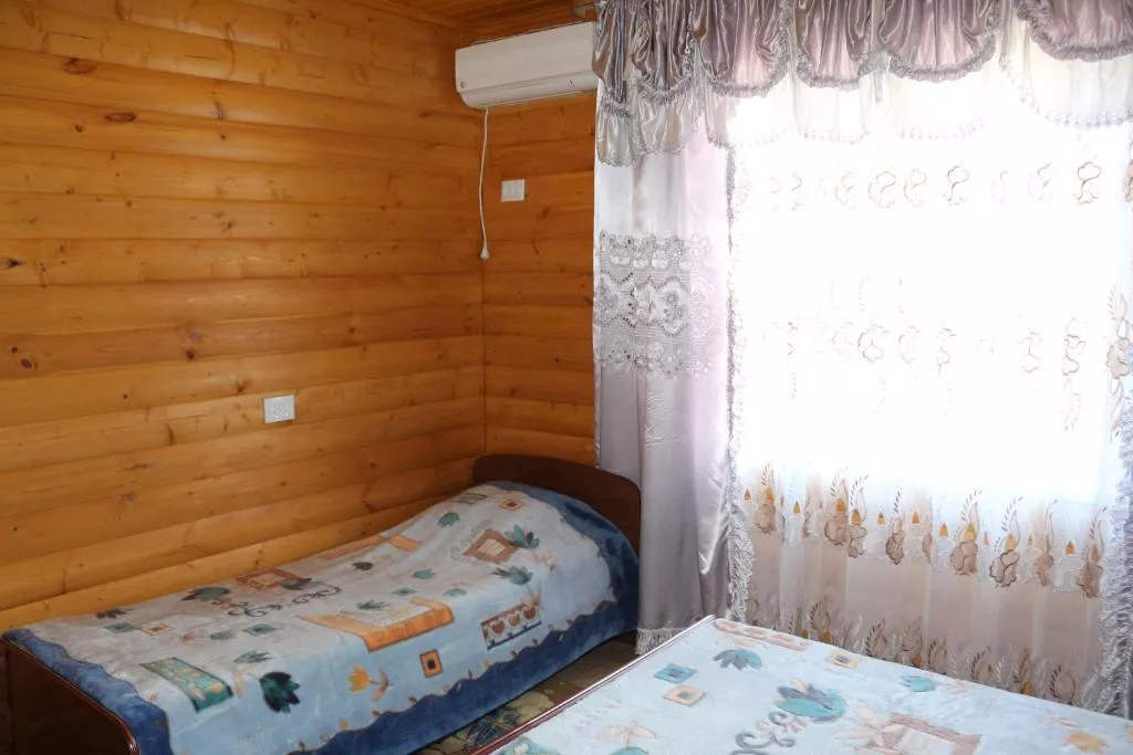 ЧЕТЫРЕХМЕСТНЫЙ В ДЕРЕВЯННОМ СТИЛЕ. Гостевой дом "Сибирячка". Ольгинка