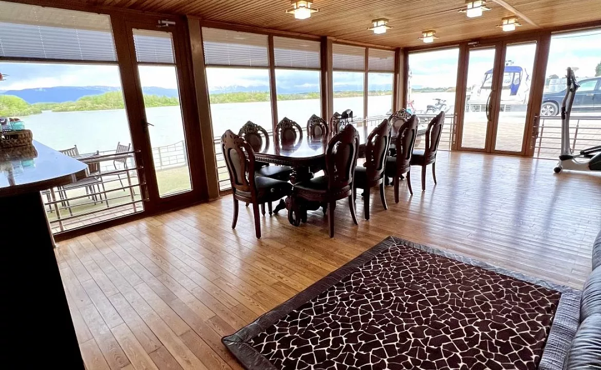 Двух этажный коттедж возле озера. База отдыха "Скурча". Сухум