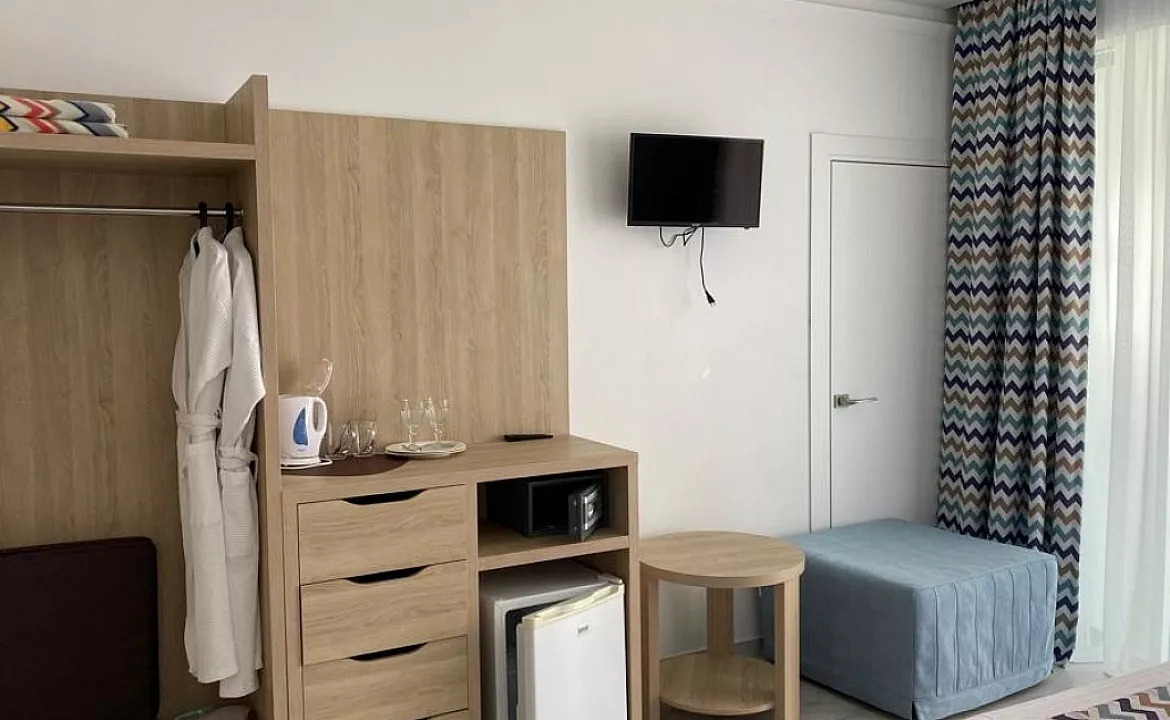 ДЕЛЮКС С ВИДОМ НА МОРЕ И БАЛКОНОМ. Отель La Familia. Лоо