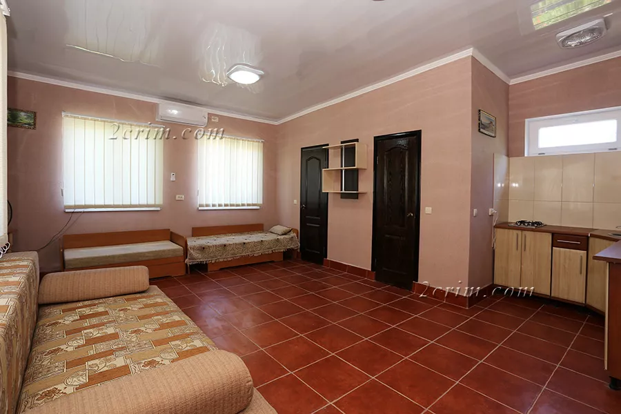 2-х комнатный 4-5-ти местный номер. Гостевой дом "Крымский кораблик". Орджоникидзе