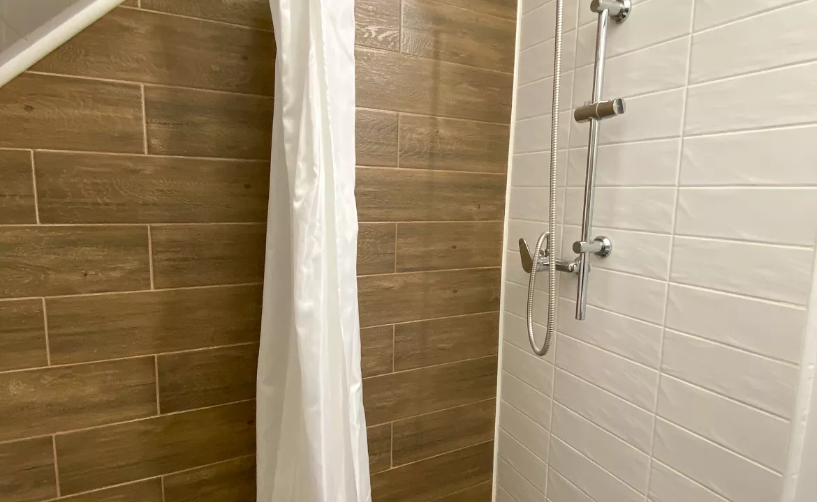 Трехместная комната на третьем этаже 6. Гостевой дом GreenWall. Анапа