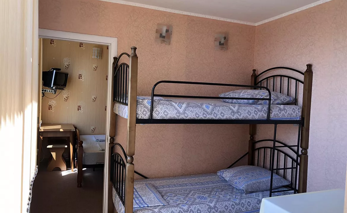 Четырехместный с мини-кухней и балконом. Гостевой дом АнНи. Гаспра