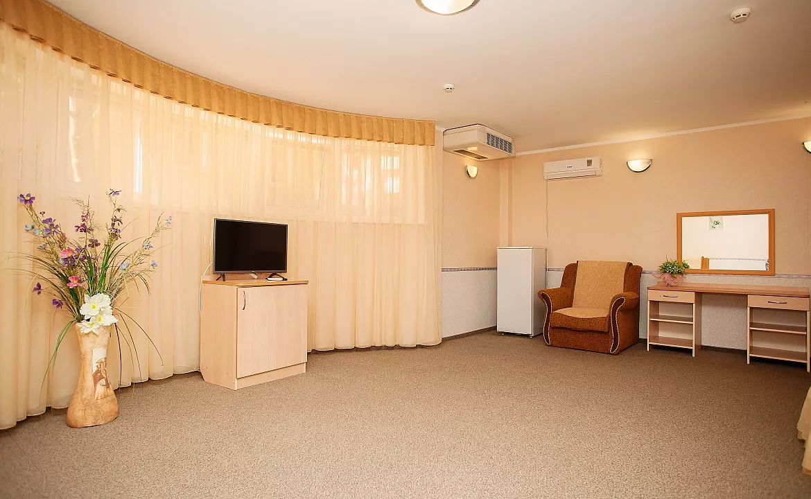 Стандартный семейный номер на 1 этаже . Гостевой дом Дом у Моря ЛАКИ. Геленджик Стандартный семейный номер на 1 этаже . Гостевой дом Дом у Моря ЛАКИ. Геленджик