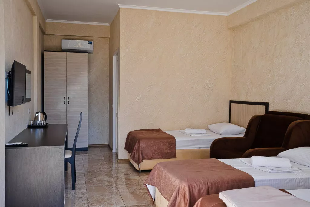 Трехместный номер без вида на море. Отель «NOY». Лоо