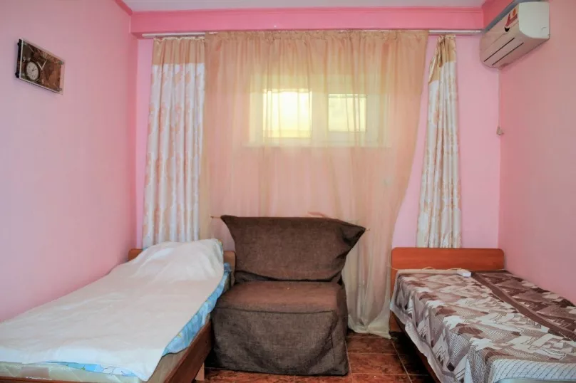 2х.местный. Гостевой дом У Георгия . Витязево