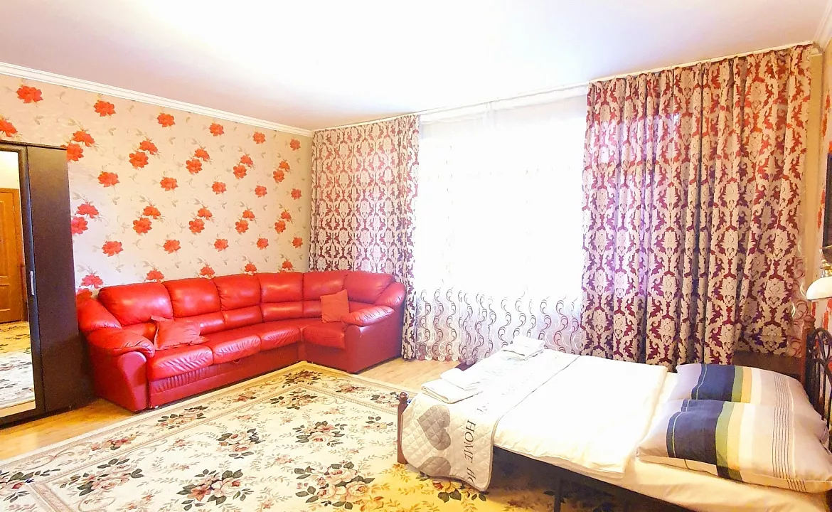 двухкомнатный четырехместный номер с большим балконом и видом на горы. Гостевой дом Родник. Красная Поляна