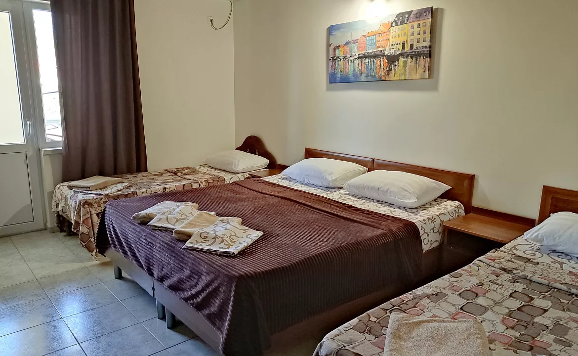 Четырехместный с удобствами и балконом. Гостевой дом "Одиссей" - Кабардинка. Кабардинка Четырехместный с удобствами и балконом. Гостевой дом "Одиссей" - Кабардинка. Кабардинка