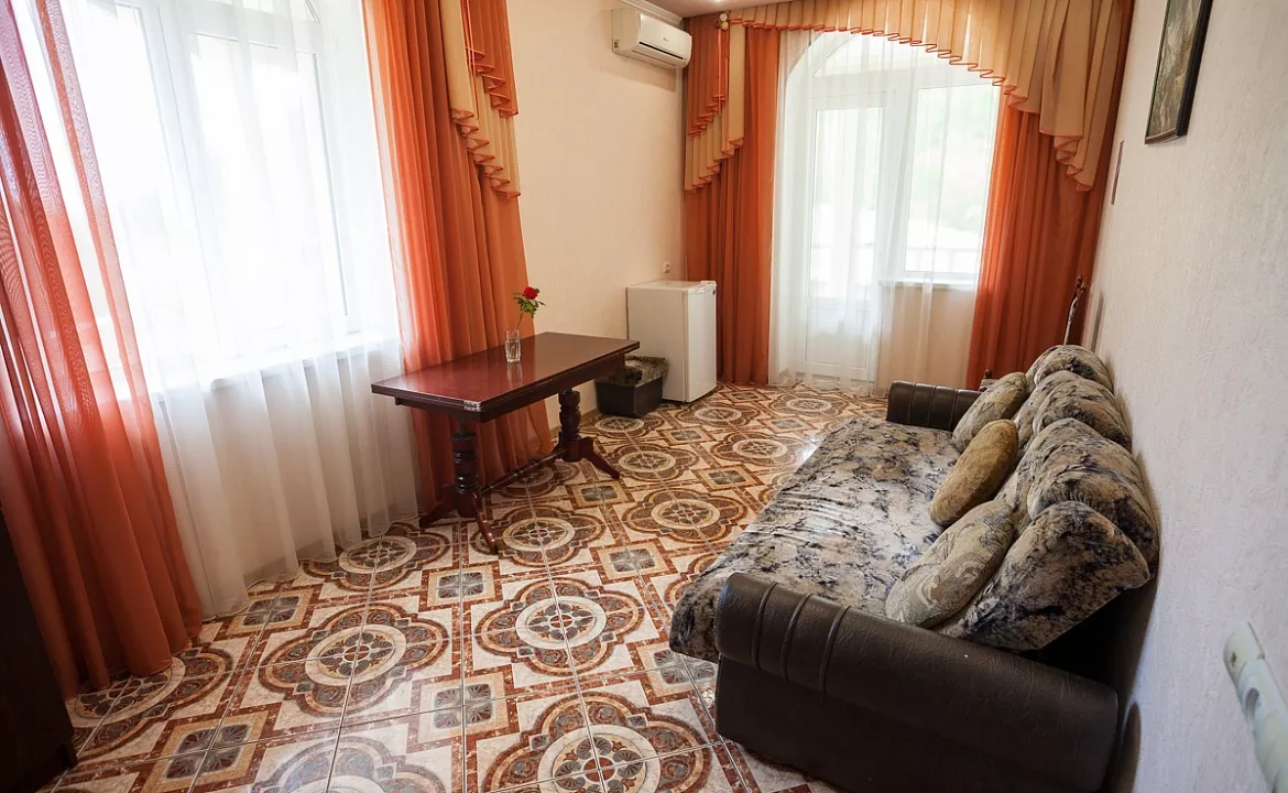 Номер категории Люкс двухкомнатный. Отель «Мангуп Кале» . Куйбышево