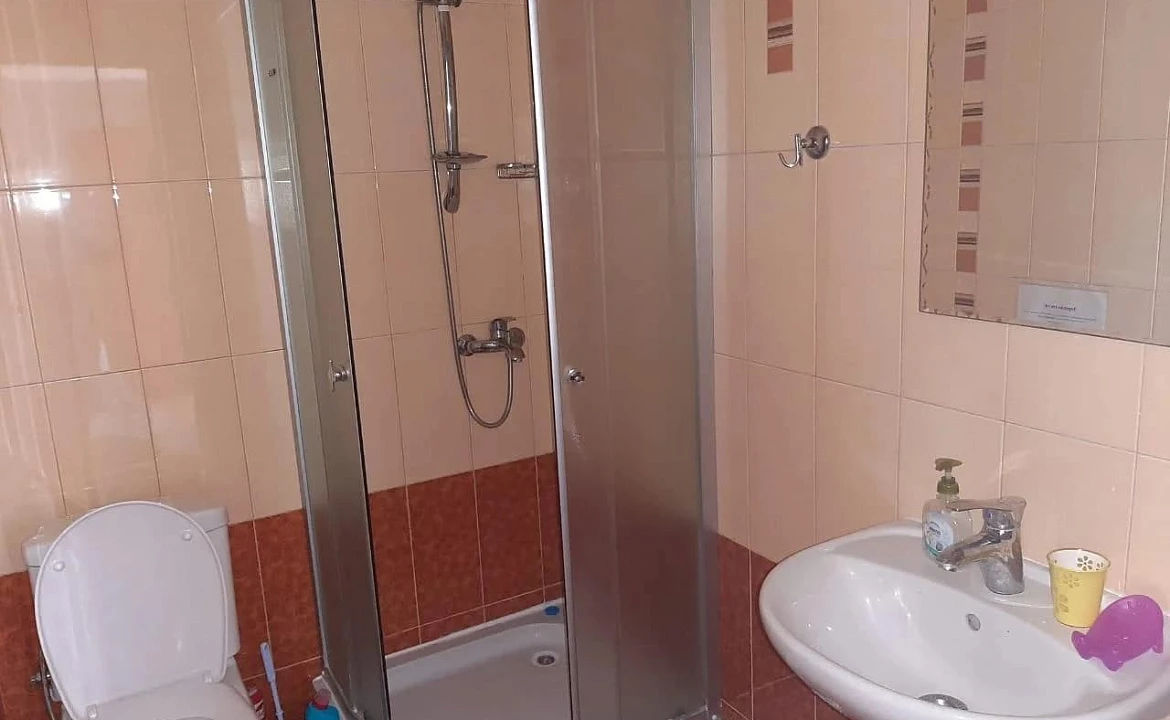 Второй этаж отдельного домика люкс класса, 2 комнаты, от 1 до 2 гостей, двуспальная кровать, балкон. Гостевой дом "Горная лаванда". Лазаревское