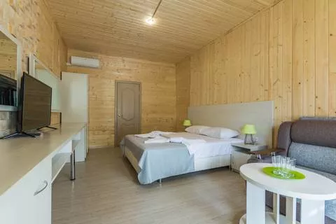 Трехместный номер «Шале». Гостевой комплекс "Альбатрос". Архипо-Осиповка