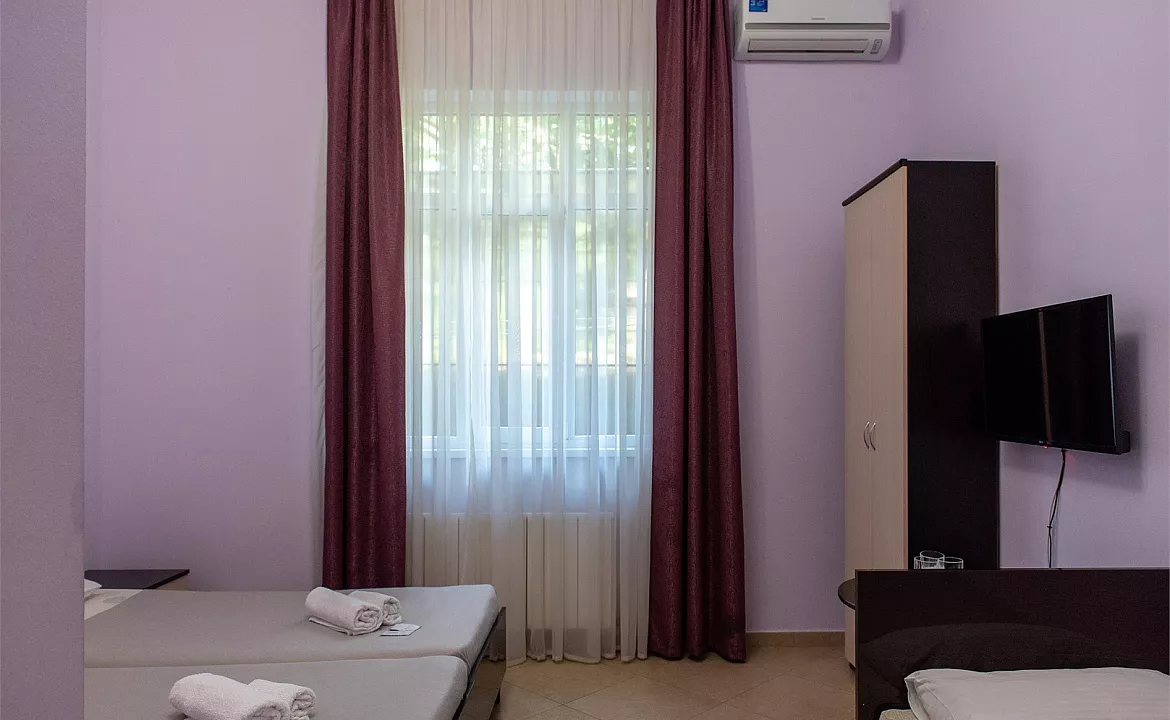 Трехместный номер на 1 этаже. Отель "Ниагара Фоллс". Сочи