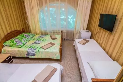 ЧЕТЫРЕХМЕСТНЫЙ НОМЕР С ДУШЕМ. Гостевой дом "ОЛЬГА" - Адлер. Адлер