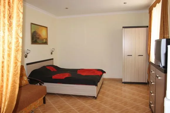 Номера со своим двориком. Отель Кайрос. Кореиз