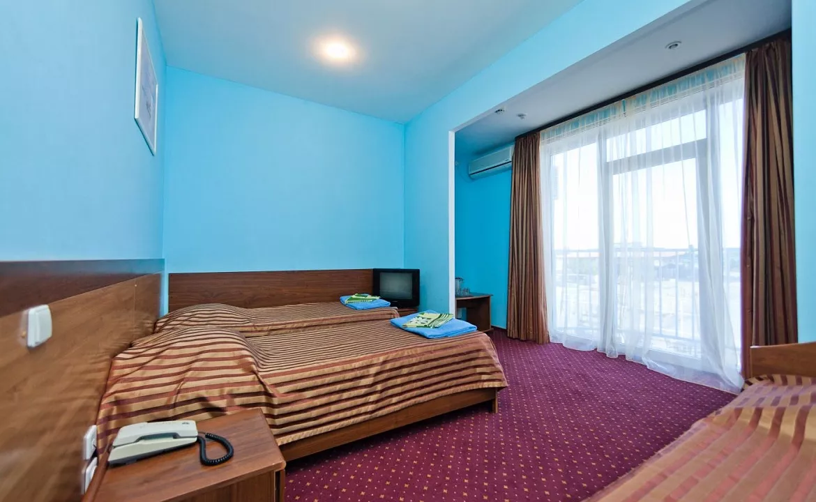 Трехместный «Стандарт». Отель Водноспортивный клуб-отель "Торнадо". Ейск