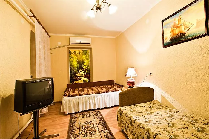 Номер с отдельным входом и своим двориком (4 чел.) . Гостевой дом «Жасмин – люкс». Севастополь