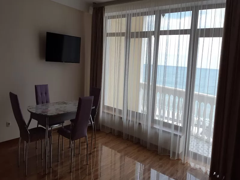 2-х комнатный люкс с кухней, балконом и видом на море. Коттедж «Алустон». Рыбачье