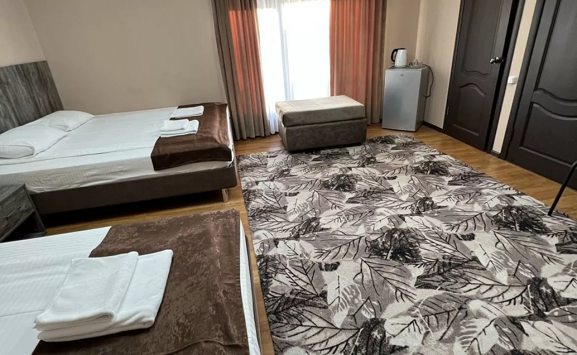 4-х местный номер с мини балконом Завтрак включен. База отдыха "Скурча". Сухум