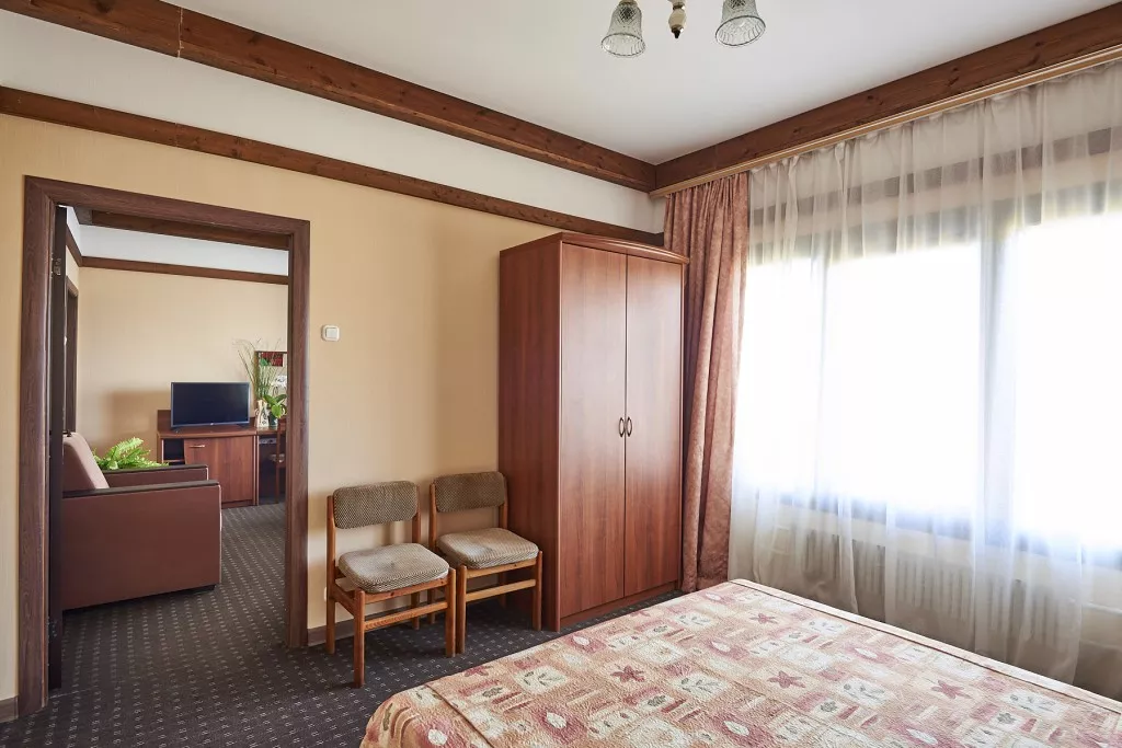 «Сьют макси» - трехкомнатный номер с лоджией. Пансионат "Лад" ★★★. Макопсе «Сьют макси» - трехкомнатный номер с лоджией. Пансионат "Лад" ★★★. Макопсе