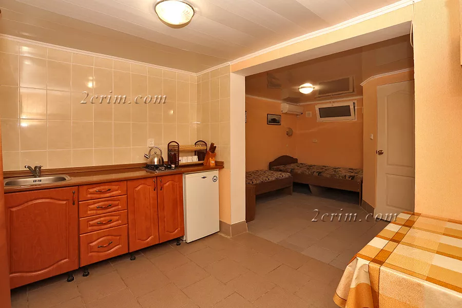 Трехместный номер в коттедже Уютный дворик. Гостевой дом "Крымский кораблик". Орджоникидзе