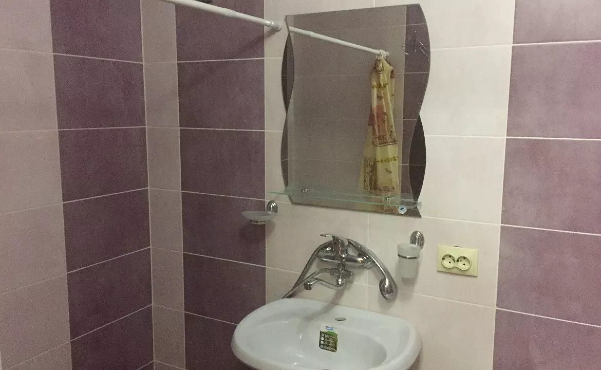 Четырехместный «Люкс» с балконом. Гостевой дом на Комарова 17. Витязево