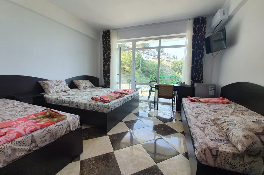 3-местный номер с балконом и видом на море и горы. Гостевой дом «Камилла Sunrise». Алушта