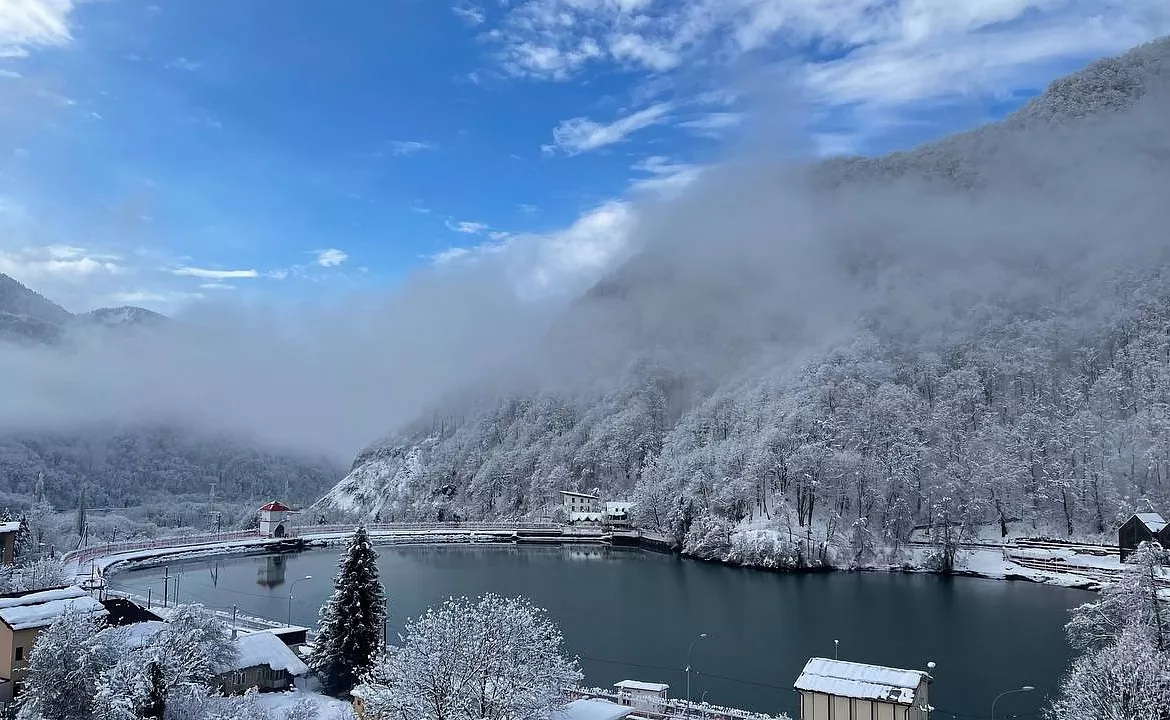 Красная поляна -вид на озеро и горы. Частный сектор Красная Поляна с видом на озеро и горы. Красная Поляна