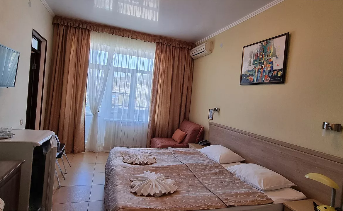 Улучшенный трехместный номер с видом на море. Гостевой дом «МиЛоо». Лоо