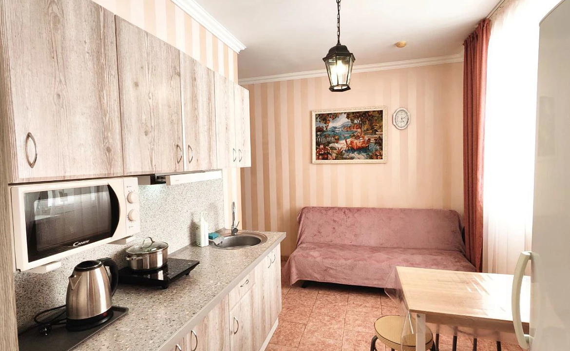 Апартаменты с балконом на 3м этаже. Гостевой дом "Регион 86" . Адлер