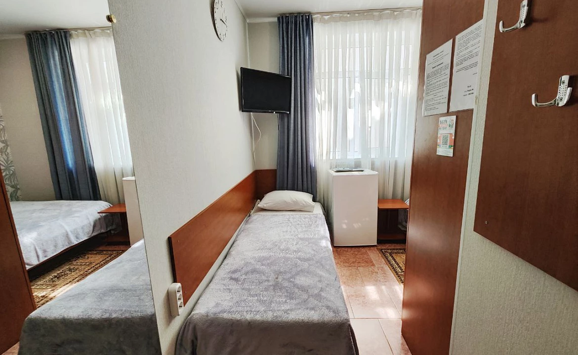 3-х местный номер Стандарт. Гостевой дом "Регион 86" . Адлер