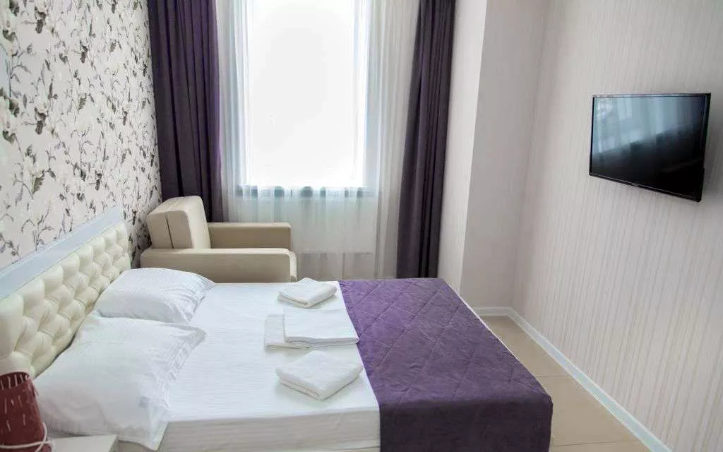 4-х местный номер «Комфорт» с двуспальной, односпальной кроватями и раскладным креслом. Отель «Эра». Анапа