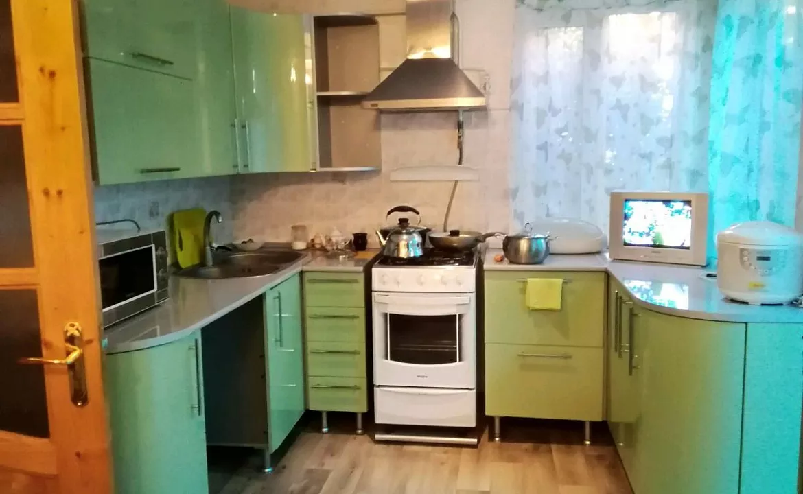 Комната 14 м² в 4-к, 1/1 эт.. Квартира в многоквартирном доме Комната 14 м² в 4-к, 1/1 эт.. Ейск