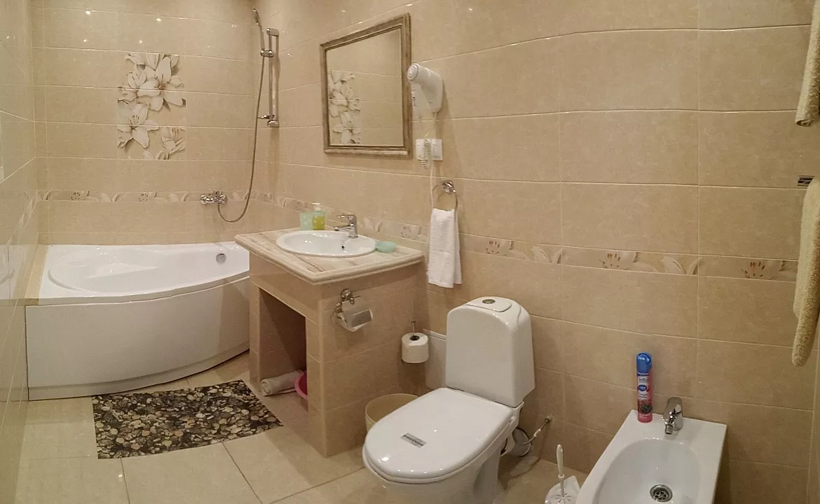 Двухкомнатный номер с балконом «Люкс/Luxe». Гостевой дом  Vega. Заозерное