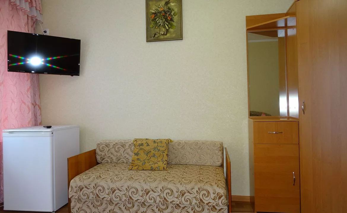 3х местный стандарт с выходом в сад. Гостиница "Водолейчик". Алушта