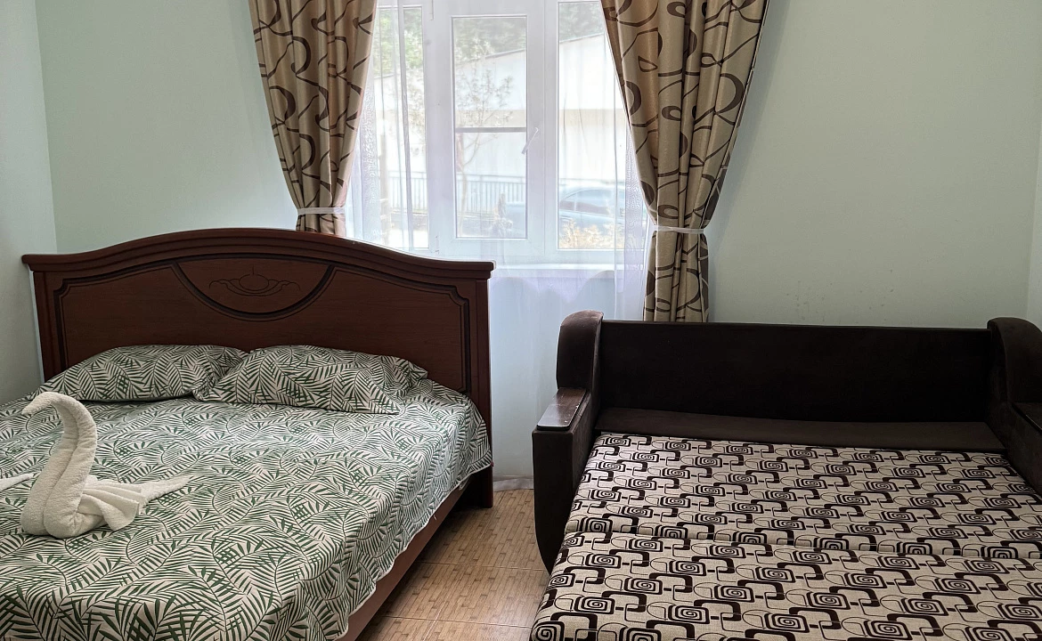 Семейный 3-х комнатный 1 этаж. Гостевой дом "Пантера". Гагра