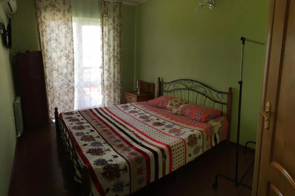 Номер с кроватью размера 